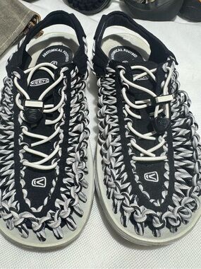 Keen UNEEK WOVEN WHITE AND BLACK COLOR Sz 8